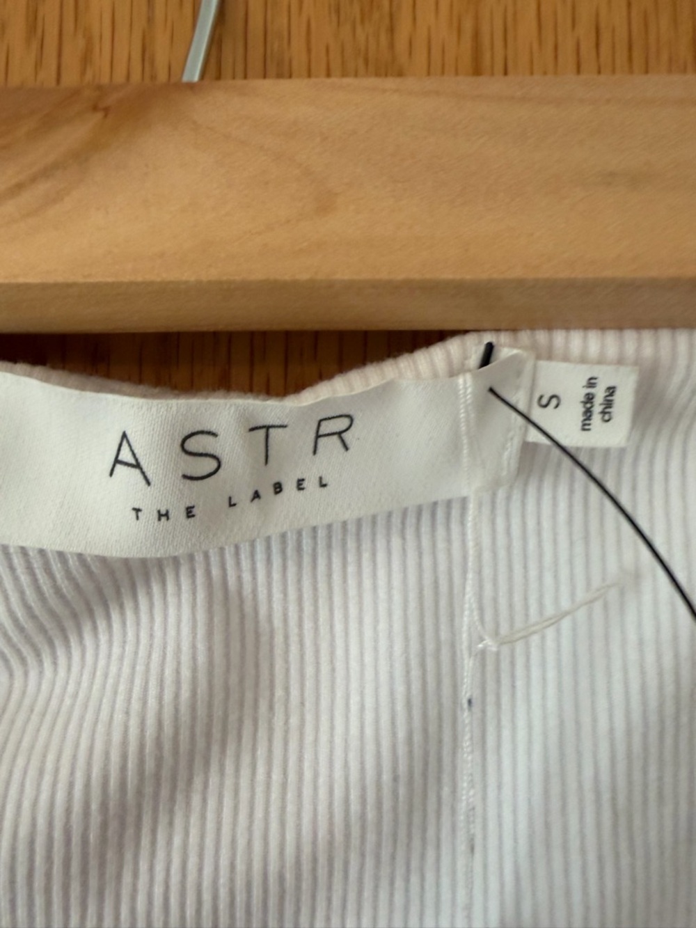 #554 Astr NWT Beautiful White Ruffle-Hem Long Sleeve Scoop Top - Picture 3 of 7